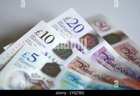 Foto del file datata 20/08/24, con una vista di banconote da 5, 10, 20 e 50 sterline, poiché la fiducia dei consumatori è diminuita significativamente in mezzo alla negatività che circonda lo stato delle finanze del Regno Unito, secondo un sondaggio del British Retail Consortium (BRC). Data di pubblicazione: Giovedì 26 settembre 2024. Foto Stock