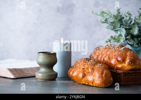 Pane appena sfornato poggiato su uno sfondo di cemento. Vacanza ebraica e concetto di cibo sano. spazio per il testo. Foto Stock