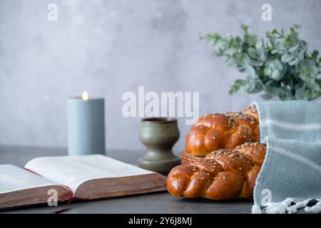 Pane appena sfornato poggiato su uno sfondo di cemento. Vacanza ebraica e concetto di cibo sano. spazio per il testo. Foto Stock