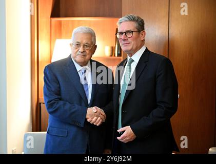 Il primo Ministro Sir Keir Starmer (a destra) incontra il Presidente palestinese Mahmud Abbas in vista di un incontro bilaterale alle Nazioni Unite a New York, prima di rivolgersi all'Assemblea generale delle Nazioni Unite giovedì. Data foto: Mercoledì 25 settembre 2024. Foto Stock