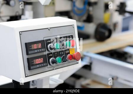 Primo piano sulla console di controllo delle apparecchiature di produzione automatizzate. Messa a fuoco selettiva. Foto Stock