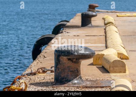 Particolare del porto di Carloforte, Sardegna, Italia, con grande bitt per l'ormeggio delle navi Foto Stock