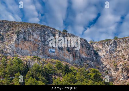 Bandiera greca dipinta su rocce sulla collina di Kastellorizo ​​island, Dodekanisos, Grecia Foto Stock