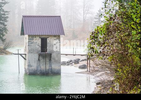 Autunno di nebbia e nebbia sul lago di Cave del Predil Foto Stock