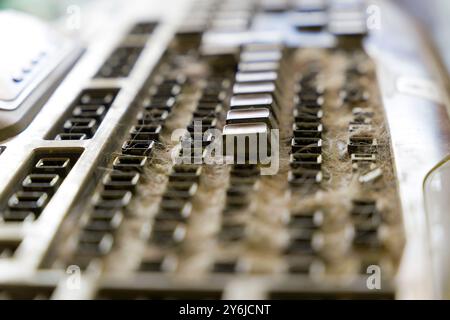 Una tastiera con pochi tasti mancanti e molta sporcizia. La tastiera è vecchia e sporca Foto Stock
