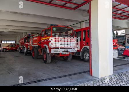 Una fila di veicoli dei vigili del fuoco volontari ad Alhandra, Vila Franca de Xira, Portogallo Foto Stock