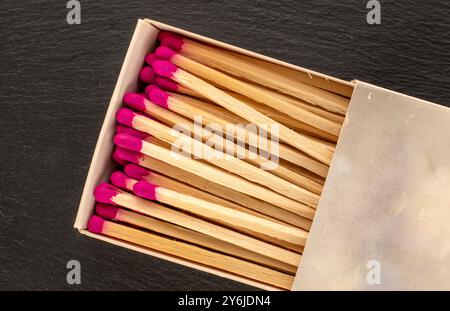 Fiammiferi in legno per accendere un incendio su ardesia, macro, vista dall'alto. Foto Stock