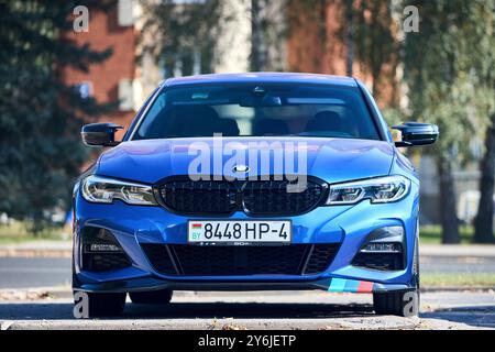 Minsk, Bielorussia - 18 settembre 2024: BMW 3 Series Sedan blu metallizzato settima generazione, G20 2019-presente, prodotto e commercializzato da BMW Parked ov Foto Stock