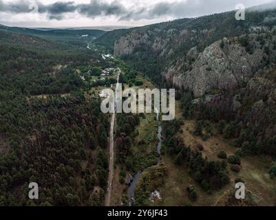 Una strada attraversa la Santa Fe National Forest vicino a Gallinas, New Mexico, Stati Uniti Foto Stock