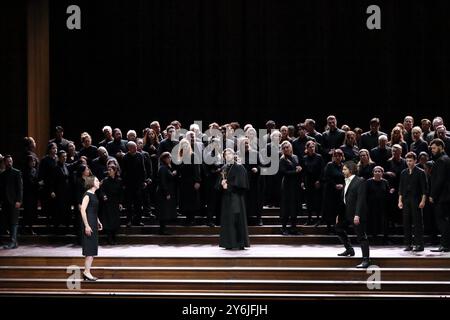 Olesya Golovneva als Silvana, Manuel Fuentes als il Vescovo und Georgy Vasiliev als Donello, v.l., sowie Ensemble während der Fotoprobe für la fiamma in der Deutschen Oper a Berlino, 25. Settembre 2024. // Oper in drei Akten von Ottorino Respighi. Musikalische Leitung Carlo Rizzi. Inszenierung Christof Loy. Bühne Herbert Murauer. Kostüme Barbara Drosihn. Premiere AM 29. Settembre 2024. Deutsche Oper Berlin la fiamma *** Olesya Golovneva nel ruolo di Silvana , Manuel Fuentes nel ruolo del Vescovo e Georgy Vasiliev nel ruolo di Donello , f l , e ensemble durante le prove fotografiche per la fiamma alla Deutsche Oper Foto Stock