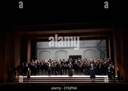 Olesya Golovneva als Silvana, Georgy Vasiliev als Donello, Manuel Fuentes als il Vescovo und Martina Serafin als Eudossia, Vorn v.l., sowie Ensemble während der Fotoprobe für la fiamma in der Deutschen Oper in Berlin, 25. Settembre 2024. // Oper in drei Akten von Ottorino Respighi. Musikalische Leitung Carlo Rizzi. Inszenierung Christof Loy. Bühne Herbert Murauer. Kostüme Barbara Drosihn. Premiere AM 29. Settembre 2024. Deutsche Oper Berlin la fiamma *** Olesya Golovneva nel ruolo di Silvana, Georgy Vasiliev nel ruolo di Donello, Manuel Fuentes nel ruolo del Vescovo e Martina Serafin nel ruolo di Eudossia, front f l, e. Foto Stock