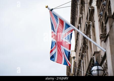 Bandiera della Gran Bretagna che sventola. Bandiera del Regno Unito. Foto Stock