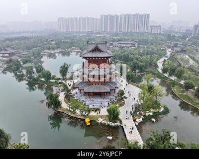 Dingzhou. 26 settembre 2024. Una foto aerea scattata il 26 settembre 2024 mostra una vista del giardino Zhongchun a Dingzhou, nella provincia di Hebei della Cina settentrionale. Il rinnovato Zhongchun Garden è ufficialmente aperto al pubblico il giovedì nella provincia di Hebei della Cina settentrionale. Il giardino, che copre un'area di 458 mu (30,53 ettari), è un punto panoramico completo che integra tour di studio, intrattenimento, shopping e catering. Originariamente costruito durante la dinastia Song del Nord (960-1126), il Giardino di Zhongchun era un primo giardino pubblico dell'antica Cina. Crediti: MU Yu/Xinhua/Alamy Live News Foto Stock