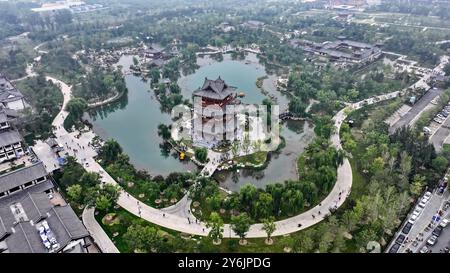 Dingzhou. 26 settembre 2024. Una foto aerea scattata il 26 settembre 2024 mostra una vista del giardino Zhongchun a Dingzhou, nella provincia di Hebei della Cina settentrionale. Il rinnovato Zhongchun Garden è ufficialmente aperto al pubblico il giovedì nella provincia di Hebei della Cina settentrionale. Il giardino, che copre un'area di 458 mu (30,53 ettari), è un punto panoramico completo che integra tour di studio, intrattenimento, shopping e catering. Originariamente costruito durante la dinastia Song del Nord (960-1126), il Giardino di Zhongchun era un primo giardino pubblico dell'antica Cina. Crediti: MU Yu/Xinhua/Alamy Live News Foto Stock