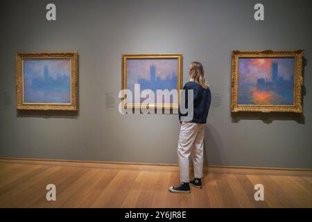 Londra, Regno Unito. 26 settembre 2024 CLAUDE MONET, Houses of Parliament in the Fog 1903, Effect of Fog,1904, Sunlight in the Fog 1904. Mostra in anteprima presso la Courtauld Gallery per la prima volta in 120 anni di dipinti impressionisti di Claude Monet vedute del Tamigi raffiguranti il ponte di Charing Cross, il ponte di Waterloo e le camere del Parlamento. Credito. Amer Ghazzal/Alamy Live News Foto Stock