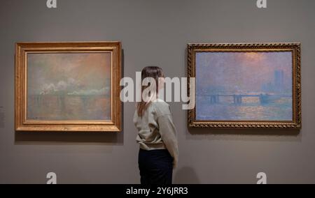 Courtauld Gallery, Londra, Regno Unito. 26 settembre 2024. Una mostra di dipinti impressionisti di Claude Monet (1840-1926), con vedute del Tamigi, è presentata insieme per la prima volta nel Regno Unito alla Courtauld Gallery di Londra (27 settembre 2024 - 19 gennaio 2025). I lavori includono: (A sinistra) Charing Cross Bridge, 1902. Musée Marmottan Monet, Parigi; (a destra) Charing Cross Bridge, il Tamigi, 1903. Musée des Beaux-Arts, Lione. Crediti: Malcolm Park/Alamy Live News Foto Stock