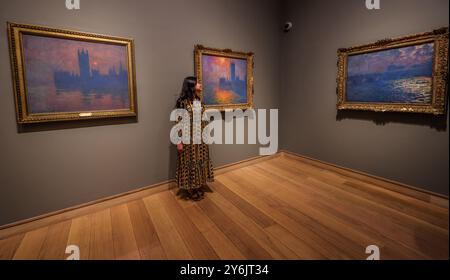 courtauld Gallery, Londra, Regno Unito. 26 settembre 2024. La Courtauld Gallery presenta la prima mostra britannica dedicata ai dipinti impressionisti di Londo di Claude Monet. Con vedute del Tamigi, che sarà visto insieme per la prima volta nel Regno Unito, la Courtauld Gallery di Londra, dal 27 settembre al 19 gennaio 2025. Paul Quezada-Neiman/Alamy Live News Credit: Paul Quezada-Neiman/Alamy Live News Foto Stock