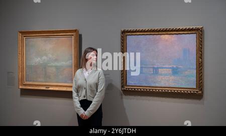 Courtauld Gallery, Londra, Regno Unito. 26 settembre 2024. Una mostra di dipinti impressionisti di Claude Monet (1840-1926), con vedute del Tamigi, è presentata insieme per la prima volta nel Regno Unito alla Courtauld Gallery di Londra (27 settembre 2024 - 19 gennaio 2025). I lavori includono: (A sinistra) Charing Cross Bridge, 1902. Musée Marmottan Monet, Parigi; (a destra) Charing Cross Bridge, il Tamigi, 1903. Musée des Beaux-Arts, Lione. Crediti: Malcolm Park/Alamy Live News Foto Stock