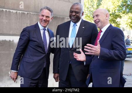 (Da sinistra a destra) il ministro della difesa australiano Richard Marles, il segretario alla difesa degli Stati Uniti Lloyd Austin e il segretario alla difesa John Healey in vista della riunione dei ministri della difesa AUKUS presso l'Old Royal Naval College di Greenwich, Londra. Data foto: Giovedì 26 settembre 2024. Foto Stock
