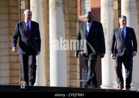 (Da sinistra a destra) il Segretario alla difesa John Healey, il Segretario alla difesa degli Stati Uniti Lloyd Austin e il Ministro della difesa australiano Richard Marles in vista della riunione dei Ministri della difesa AUKUS presso l'Old Royal Naval College di Greenwich, Londra. Data foto: Giovedì 26 settembre 2024. Foto Stock