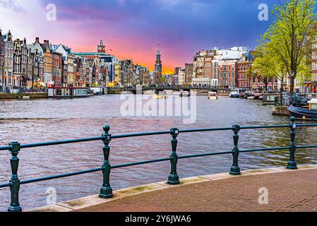 Le case di Amsterdam si riflettono nel canale prima dell'alba Foto Stock