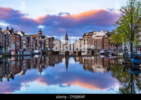 Le case di Amsterdam si riflettono nel canale all'alba Foto Stock