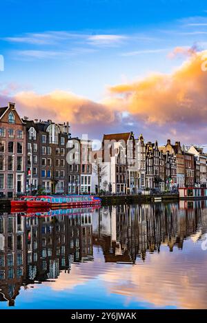 Le case di Amsterdam si riflettono nel canale all'alba Foto Stock