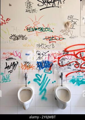 Graffitis in einem Männer Pissoir, öffentliche toilette Graffitis in einem Männer Pissoir, öffentliche toilette *** Graffiti in un urinale maschile, pubblico Foto Stock