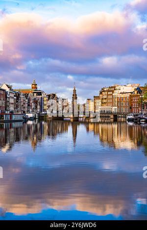 Le case di Amsterdam si riflettono nel canale all'alba Foto Stock