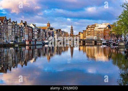 Le case di Amsterdam si riflettono nel canale all'alba Foto Stock