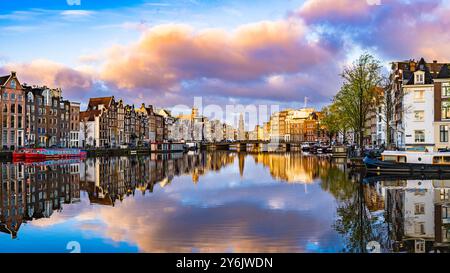 Le case di Amsterdam si riflettono nel canale all'alba Foto Stock