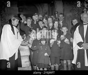 Il reverendo W Pennington Bickford, con i piccoli parrocchiani al servizio annuale di arance e limoni alla chiesa di St Clement Danes, Londra. 31 marzo 1933 Foto Stock