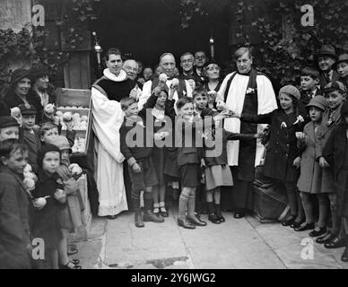 Il reverendo W Pennington Bickford con i piccoli parrocchiani al servizio annuale di arance e limoni alla chiesa di St Clement Danes, Londra. 31 marzo 1933 Foto Stock