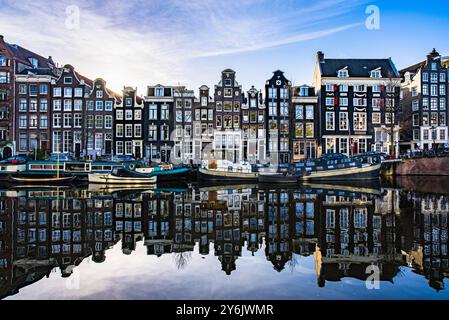 Le case di Amsterdam si riflettono nel canale all'alba Foto Stock