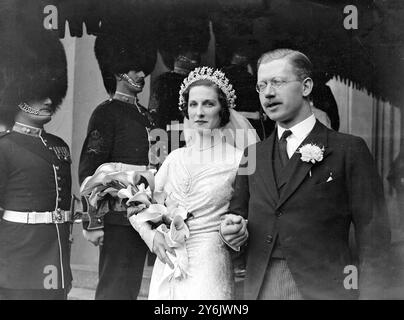 Nozze di Gerald e Potter , Grenadier Guards , e Miss Virginia Stuart Reynolds alla Guards Chapel , Wellington Barracks , Londra , Inghilterra . 5 marzo 1936 Foto Stock