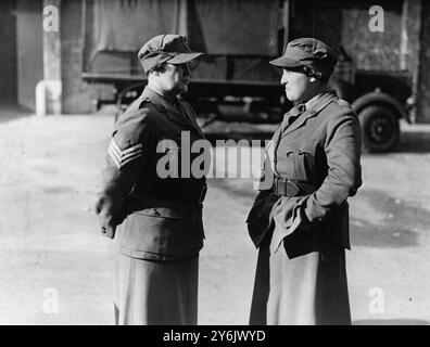 La WATS Women's Auxillary Territorial Service Parade a Londra Una donna membro del servizio che parla con il sergente (mani in tasca) 17 ottobre 1939 Foto Stock