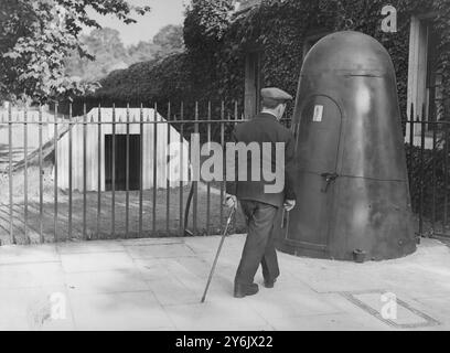 I rifugi Air RAID sono in fase di costruzione o collocati in posizione presso i palazzi reali di Londra tipi speciali di riparo in acciaio come il rifugio Anderson per civili sulla sinistra intitolato a Sir John Anderson il rifugio sulla destra è utilizzato dalla sentinella di St James Palace 29 agosto 1939 Foto Stock