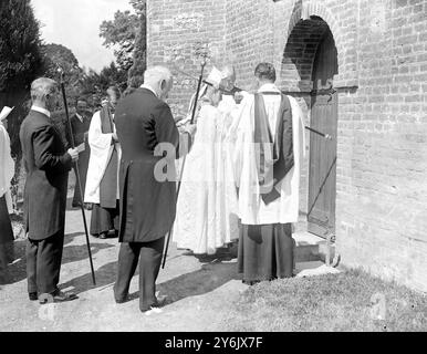 La chiesa dei Wargrave riaprì nel Berkshire - Inghilterra - ( St Mary the Virgin ) - chiesa anglicana con culto evangelico conservatore - costruita nel 1916 - qui si trova il Vescovo di Oxford che chiede l'ammissione ©TopFoto Foto Stock