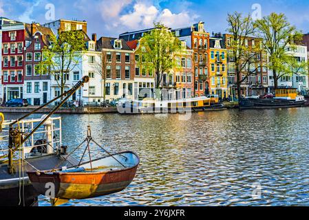 Le case di Amsterdam si riflettono nel canale all'alba Foto Stock