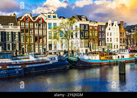 Le case di Amsterdam si riflettono nel canale all'alba Foto Stock