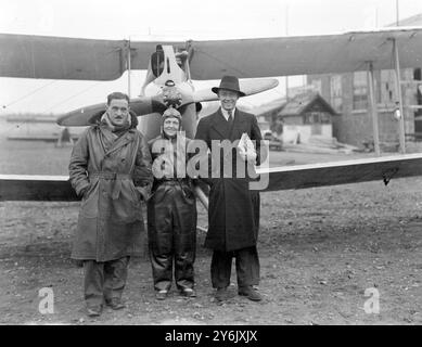 A Brooklands - Lady Isabel Chaytor ( Lady Isobel Chaytor ) , moglie di Sir Edmund Chaytor , con il suo istruttore , Mr E. Lowdell ( a sinistra ) e co-pilota , Mr . R . T . Richards - Lady Isabel , ora Mrs Edwin Burton Fiske ( sposata il 27 giugno 1935 ) ©TopFoto Foto Stock