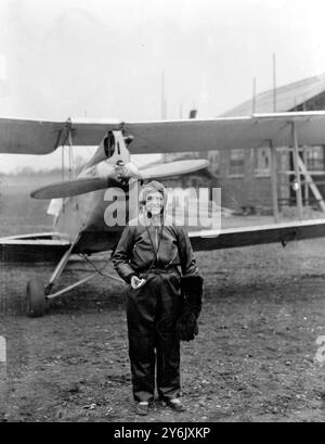 A Brooklands : Lady Isobel Chaytor ( Lady Isabel Chaytor ) , moglie di Sir Edmund Chaytor che in compagnia del signor R . T . Richards , sta volando in Australia in facili tappe - Lady Isabel , ora Mrs Edwin Burton Fiske ( sposata il 27 giugno 1935 ) ©TopFoto Foto Stock