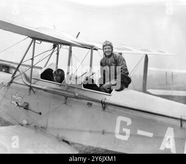 A Brooklands - Lady Isabel Chaytor (Lady Isobel Chaytor ) , moglie di Sir Edmund Chaytor , con il suo pilota Mr. R . T . Richards , sull'aereo in cui voleranno in Australia Lady Isabel , ora Mrs Edwin Burton Fiske ( sposata il 27 giugno 1935 ) 20 febbraio 1932 ©TopFoto Foto Stock