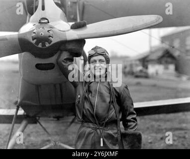 A Brooklands - Surrey - Inghilterra - Lady Isobel Chaytor ( Lady Isabel Chaytor ) , moglie di Sir Edmund Chaytor che in compagnia del signor R . T . Richards , sta volando in Australia in facili tappe - Lady Isabel , ora Mrs Edwin Burton Fiske ( sposata il 27 giugno 1935 ) ©TopFoto Foto Stock