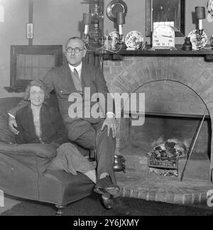 Nel loro bungalow Riverside a Staines Sir Edmund e Lady Isabel Chaytor (Lady Isobel Chaytor) - Lady Isabel, ora Mrs Edwin Burton Fiske (sposata il 27 giugno 1935) ©TopFoto Foto Stock