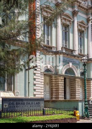 04 05 2022 Vista frontale del Dr. Bhau Daji Lad Museum (ex Victoria and Albert Museum) è il più antico museo di Mumbai, India Asia Foto Stock