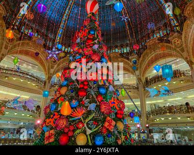 Parigi, Francia, albero di Natale in mostra nelle Galeries Lafayette » French Department Store, Atrium Foto Stock