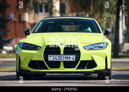 Minsk, Bielorussia - 18 settembre 2024: Nuovissima BMW M4 G82 Competition 2020-presente, prodotta e commercializzata da BMW parcheggiata su sfondo urbano Foto Stock