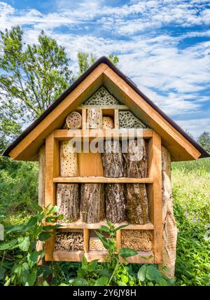 Hotel di insetti realizzato con materiali naturali e preservazione della natura Foto Stock