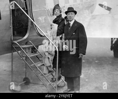 All' aeroporto di Croydon , a sud di Londra , Inghilterra in partenza per Berlino - Lord Londonderry e sua figlia Lady Mary Stewart . 5 novembre 1937 Foto Stock